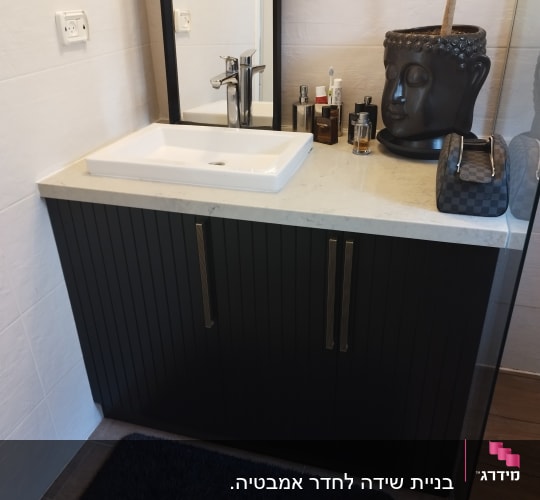 ארון אמבטיה עם כיור וברז מתכת